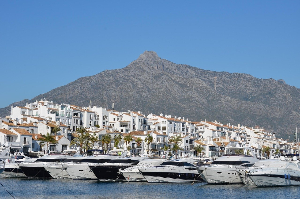 Espigón de Puerto Banús al atardecer